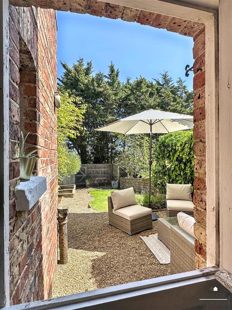 3 Bedroom House - Mid Terrace. Hurst Road in Eastbourne,  9